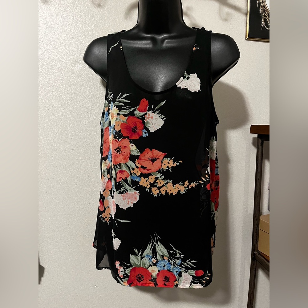 Forever 21 women’s sleeveless blouse. Black with floral pattern. Size M